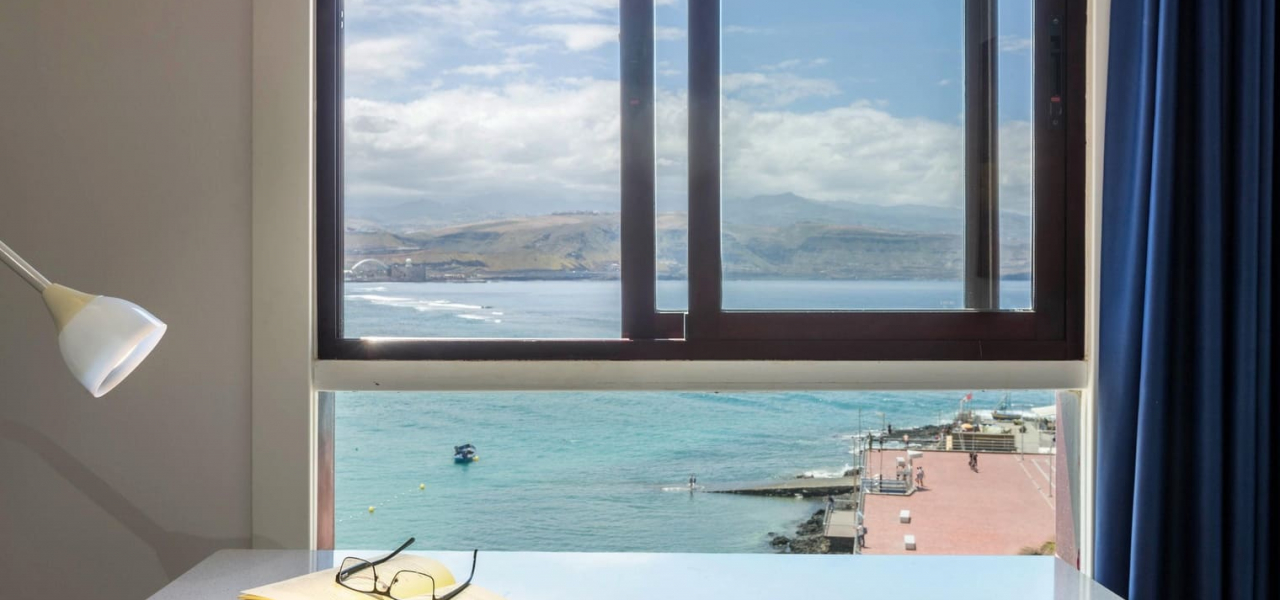 Mesa Vivienda Vacacional 51 Apartamentos Juan Pérez en Playa de las Canteras